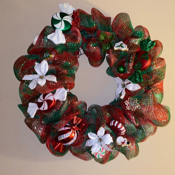Christmas Plaid Wreath - Picture 2 of 3